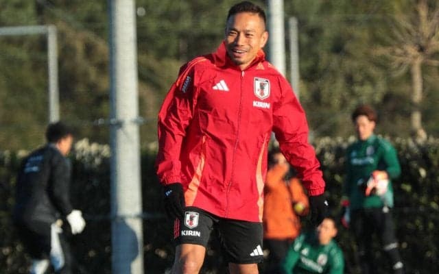 「オーラすごい」「イタリア人みたい」久々代表復帰の長友佑都、合流時の服装からファンの心を掴む「サングラス似合いすぎ」