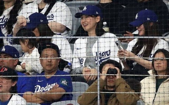 真美子夫人の“喜び方”に米も笑顔「ハイテンションだ」　大谷翔平の初安打に熱狂