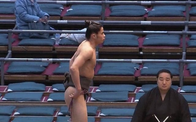 「細い」「肋骨が見える」の声を一蹴 体重“約2倍”の力士を珍手で撃破「細いのに強い！」一転、驚嘆の声