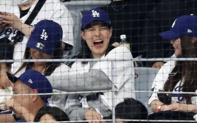 「Love it!」大谷翔平の”初ヒット”で見せた真美子夫人のリアクションに米メディアも注目「とても喜ばしいものだった」