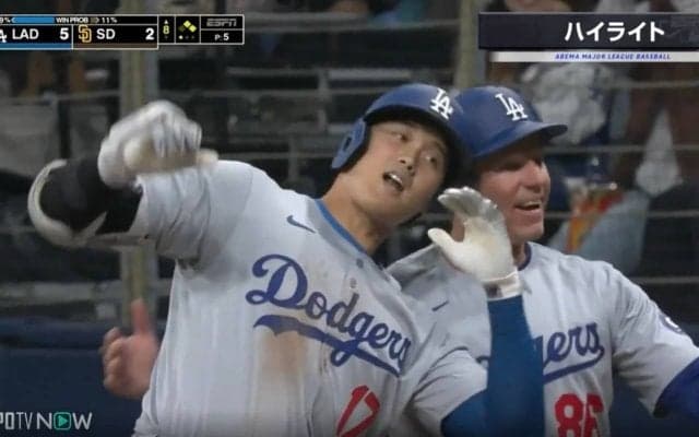 「大丈夫かよ！」「ほぼ頭突き」大谷翔平と一塁コーチが過去最高レベルの“頭コツン”を炸裂した瞬間　ヒット打ちまくると新パフォーマンスは危険すぎる