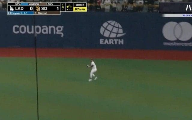 あそこからブッ刺しにくるのかよ！「世界最高レベル」「エグいな」 球場騒然の超絶“爆肩バックホーム”→ストライク送球が炸裂した瞬間　怪物・タティスJrの鬼守備が話題に