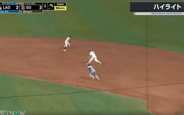 一体、何が起こった？「何やってんだよ！」「ありえねえ…」 不運すぎるアクシデントが襲った瞬間　平凡なゴロ→余裕で捕球したのにボールが後ろに消える