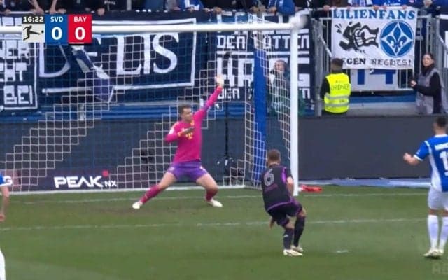 “シャキーン”！バイエルンの守護神が見せた豪快ワンハンドセーブ 近距離爆速シュート封じの瞬間にファン興奮「神降臨！」「かっけぇぇぇぇ」