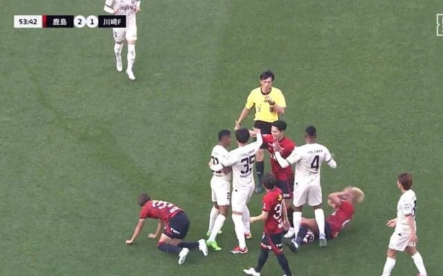 なにが起きた？鹿島・鈴木優磨が味方へのラフプレーで相手に詰め寄りあわや乱闘寸前　小競り合い→顔面タッチで倒れ込んだ瞬間「痛いところだったかも」