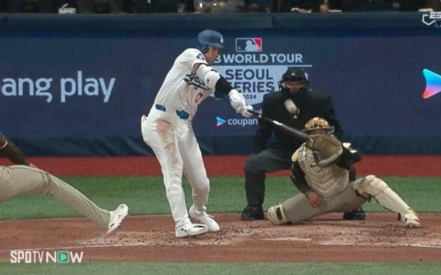 覚悟して尻ペタン…大谷翔平の特大フライにホームランと諦めた捕手のおもしろリアクション