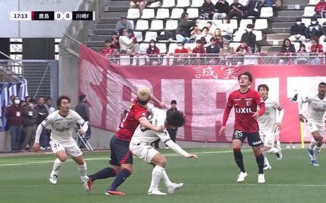 「こっちのファウル？」「かわいそう」競り合いで倒されたはずがファウルになる“微妙”判定にファン不満「だいたいフォワードが取られる」傾向も？