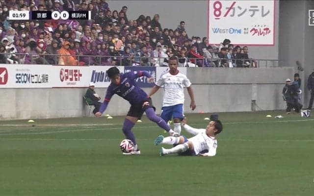 がっつり踏まれてるのに「なんでだよ！」膝を踏みつけられた側がファウルを取られる“驚き”の判定！必死のスライディングが仇になった球際の攻防戦