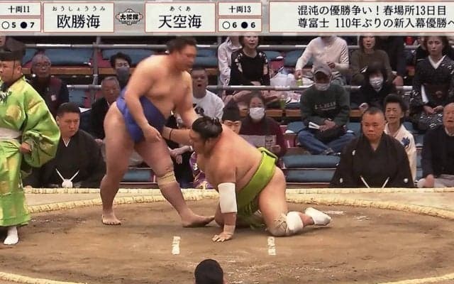 熱戦の末、突然ガクッと崩れ落ちた力士…予想外の幕切れに館内騒然 キレが鋭すぎる決まり手に敗れた力士も呆然