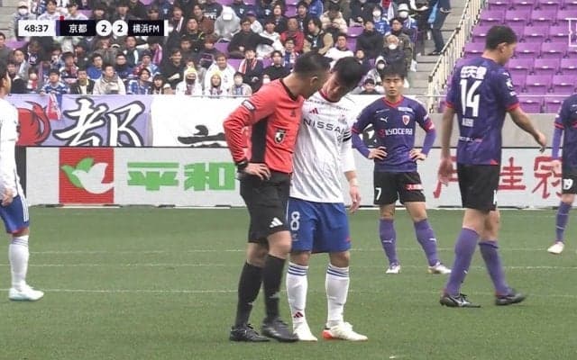 うそだろ？大丈夫？試合中、選手と主審が正面衝突し一時中断する珍場面　転倒した主審に一人歩み寄って気遣う紳士なキャプテンに「さすが喜田さん」「気遣いが素晴らしい」
