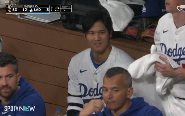 あれ～？手応えはあった大谷翔平、ホームランならずの大飛球に思わずベンチで不思議そうに“首ふりふり”