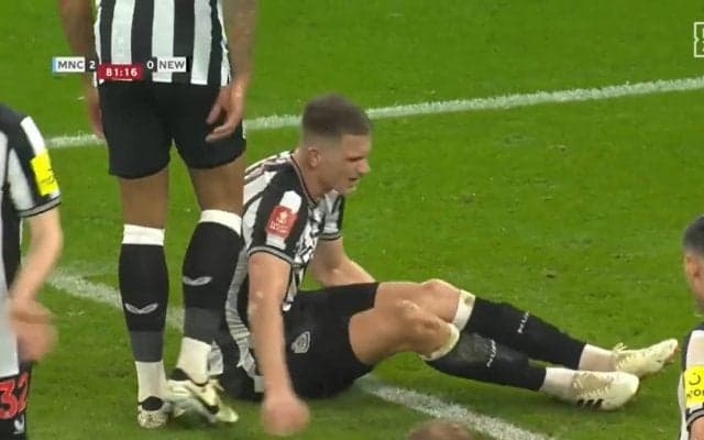 あまりにも痛すぎる！ぶっ飛ばされた挙句背中には弾丸シュート直撃…踏んだり蹴ったりのDFに同情の声