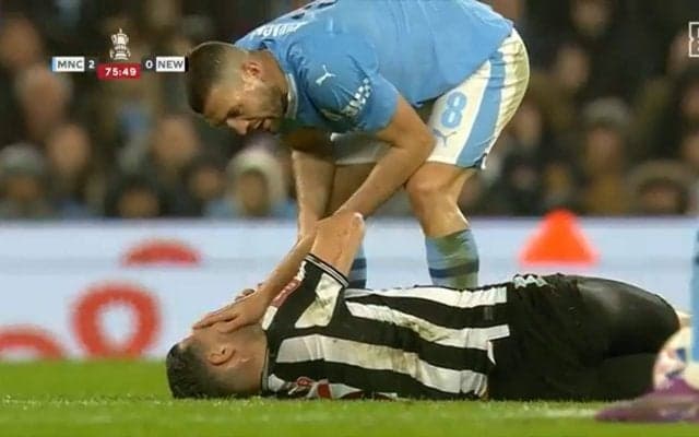 ムチのような一撃！球際でビンタ一発 怪物ハーランドのしなる指先が相手の顔面をとらえた決定的瞬間に一時騒然