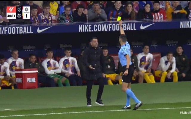 バルサのベンチで選手が大爆笑！試合中、主審が突然キレて猛ダッシュ！チャビ監督の執拗抗議に“問答無用”のイエローカードを提示した瞬間