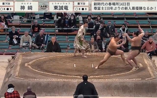 「すごいポーズで落ちてった」敗れた力士が“吹っ飛ぶ”姿に騒然「まさに怒涛」驚嘆の声も