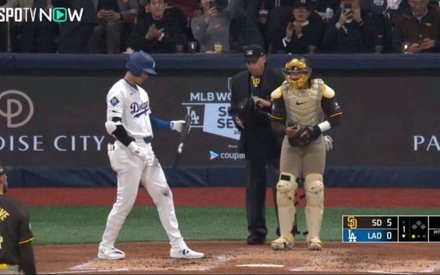 この仕草の意味は何だ…？大谷翔平、打席直前に見せた“逆さバット”の謎ルーティン