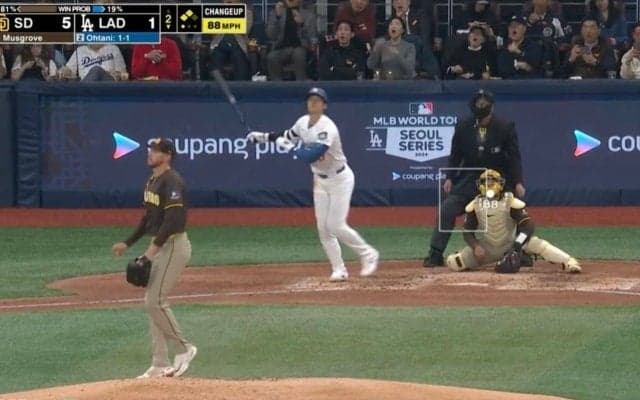 球場騒然… どこまで飛ばすんだよ！ 大谷翔平が片手一本で“説明不能なスイング”　大谷しかできない異次元パワーで特大飛球を打ち上げた瞬間