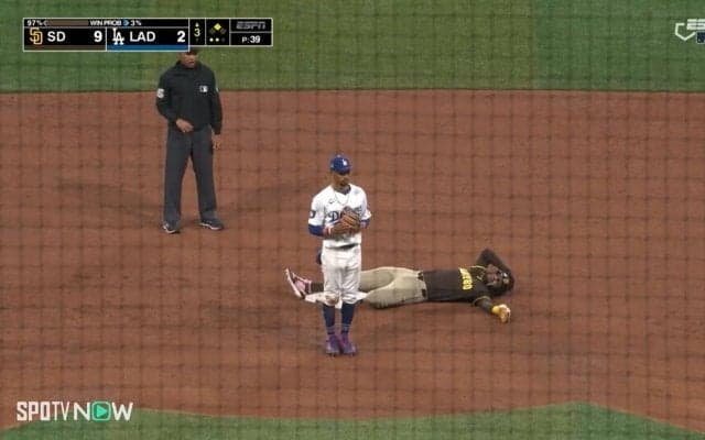 お前たち、何してんだよ！？ドジャースまさかのドタバタ劇に巻き込まれたスター選手、ベース間猛ダッシュに疲労困憊でバタリの一部始終