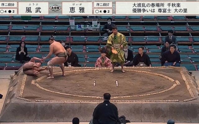 16歳力士が先輩力士をたった3発でKO…直後、咄嗟の紳士的な振る舞いにほっこり「やさしい」「いいね」