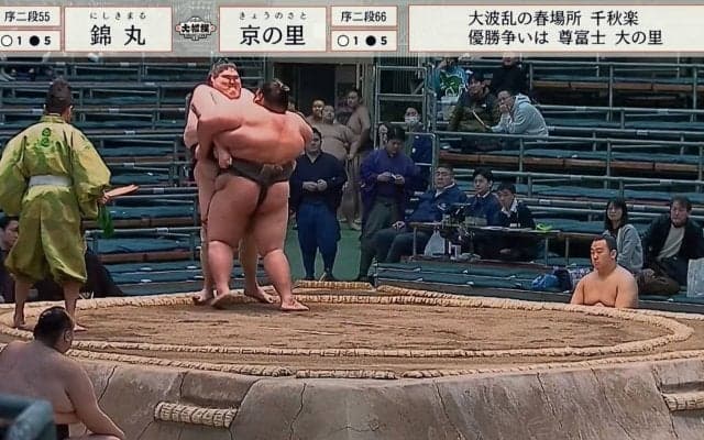 そこから残るんかい…！ 絶体絶命も土俵際の脅威的な粘りに拍手喝采「おおお」「耐えちゃったw」称賛と驚きの声