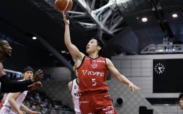 河村勇輝がダブルダブルの活躍で横浜BCが白星…馬場雄大との日本代表対決は痛み分け