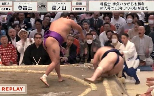歴史的優勝の裏で起きていたハプニングに一部の視聴者が注目 敗れた力士の足が待機する力士の顔面を直撃「痛そうw」「かわいそうだw」