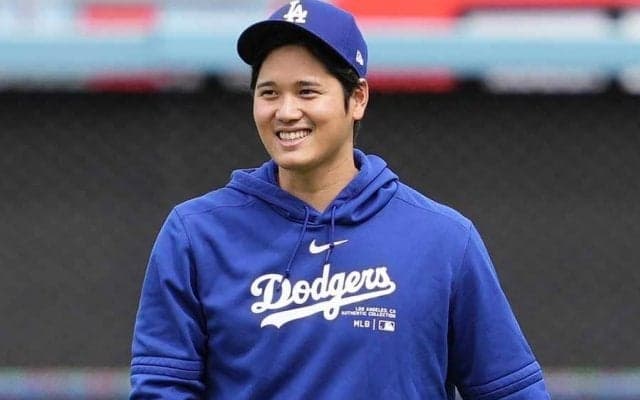 大谷翔平の左手に意外なアイテム　古巣から“粋な計らい”…手作りの手土産は「泣ける」