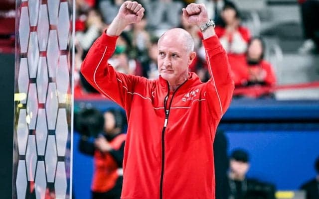 バスケ日本代表・ホーバスHCが始球式「ストライクを取れるように頑張ります」鷹ホーム開幕戦で大役