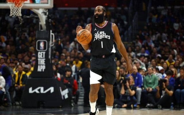 ハーデンが元同僚にヘッドロックの”奇行”も…因縁の古巣シクサーズと対戦