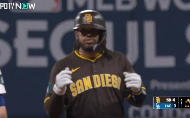 「山本由伸を挑発したのかな」「どういう意味？」 大炎上する山本にトドメを刺した後に“謎の動き”　パドレス選手がベース上で披露したパフォーマンスが話題に