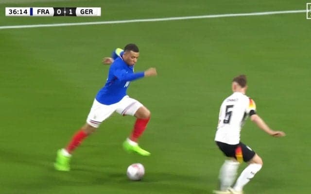 「格が違うんよ！」エンバペ、衝撃の“爆速すぎるドリブル”でドイツの名手をぶち抜いた一部始終！ 分かっていても止められない圧巻スピードに「怪物や」「すげえレベル」