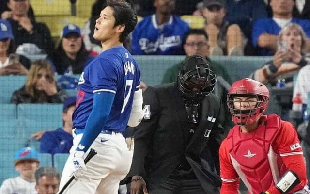 大谷翔平、ヘルメット飛ばし大絶叫　元同僚から顔面スレスレ…ブーイングも塁上で笑顔