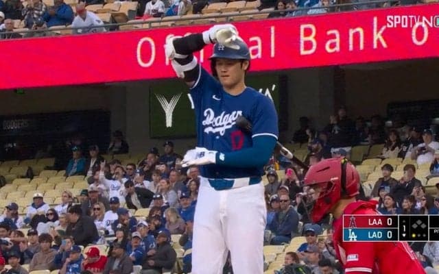 大谷翔平「難しい」と語った気持ちの切り替えは？元通訳の疑惑へ言及直後、注目の第1打席で見せた表情に「ちょっとはにかみながら打席に入った」