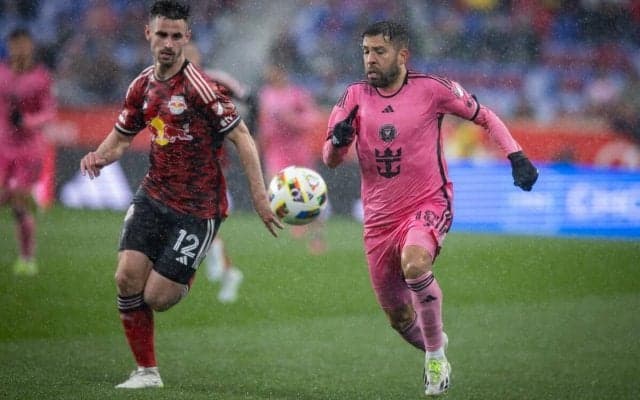 「真の紳士たちだ」冷たい雨に打たれ続けたエスコートキッズに…波及していく選手たちの優しさが話題に「1人の優しさから始まった」
