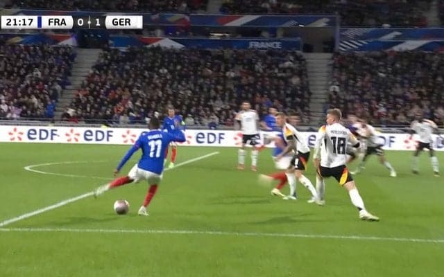 「イカれてる！」フランス代表FWの“特殊な変態ドリブル”にネット騒然！ ドイツ代表DFを連続でチンチンにした一部始終「両利きはリズムが掴めない」「異次元だわ」