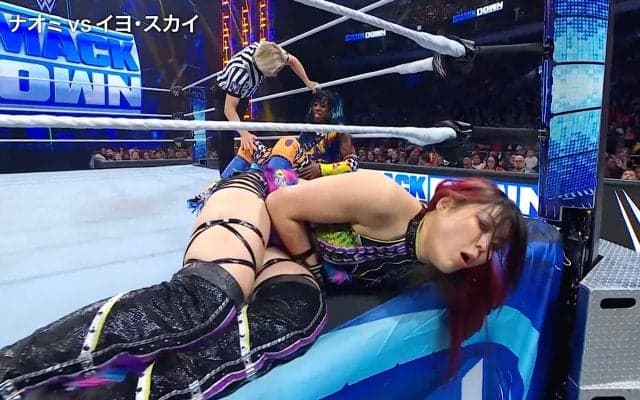 日本人女子レスラー、180度開脚“尻落とし”で悶絶ノックアウト 息ができない…みぞおちモロ直撃で咳き込む衝撃の瞬間