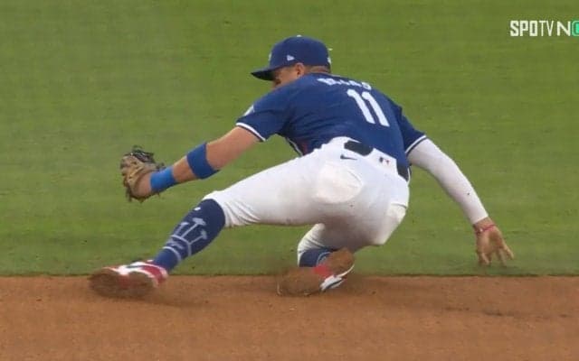 「足の速いトラウトをあの深い位置からアウトに」内野守備に不安のドジャースを名手ロハスは救えるか 弾丸打球を華麗にさばく美技に鬼肩レーザー