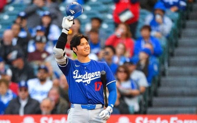 【MLB】「ヘルメットを脱いで笑顔に」大谷翔平、エンゼルスタジアム“帰還”に場内大歓声　名場面集が流れる粋な演出も