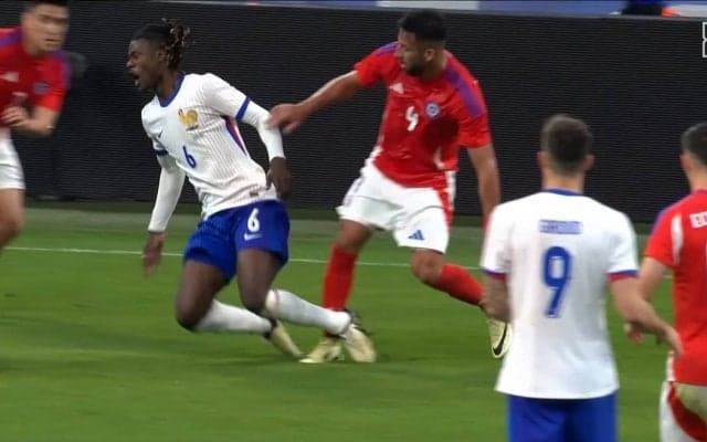 「ふざけんな！」足首グニャリの“殺人キック”にマドリード・ファンが怒り心頭！ フランス代表MFが負傷交代…「マンC戦があるのに…」「何してくれるんだ」「代表ウィークは嫌い」