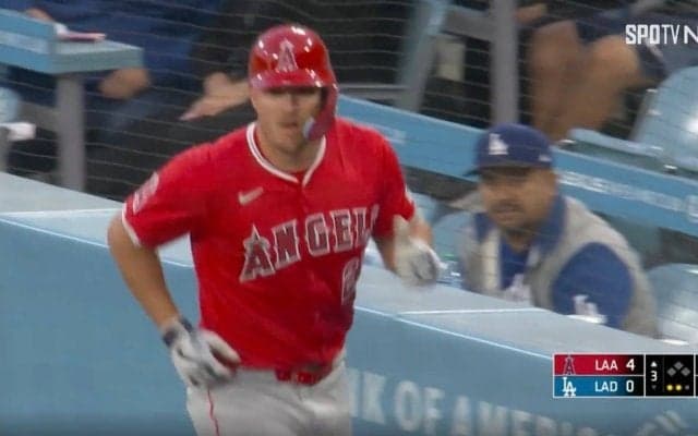 一体、何が起きた…？ 大谷の“兄貴分”トラウトが刺された直後に見せた“表情”にファン騒然 「何だ、あの返球」「さすがにムカつくだろ」