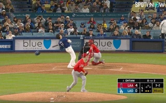 危ねえ！お前、何やってんだよ！ 大谷翔平へのあわや“顔面直撃の死球”に観客がブチギレた瞬間　危険すぎる一球に球場全体が大ブーイングの嵐！