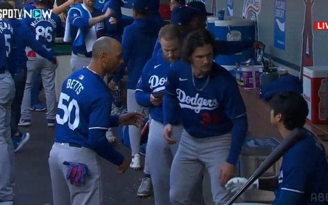 大谷翔平、新通訳が心配そうに見守るベンチ内で…仲間たちとのオモシロ場面「積極的にコミュニケーション。逆にいい方向に働いている」