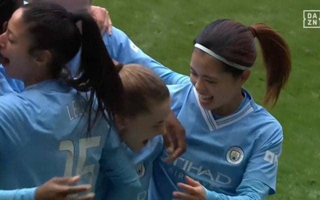 スタジアム騒然！ 長谷川唯が美しすぎる“神トラップ”でビタ止め→先制ゴールを演出した瞬間　マンチェスター・ユナイテッド相手に無双した圧巻テクニック