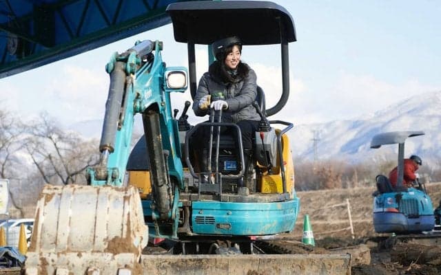 土居美咲が能登の被災地で考えた「アスリートとしてできること」　現役引退後、小型重機の免許を取得
