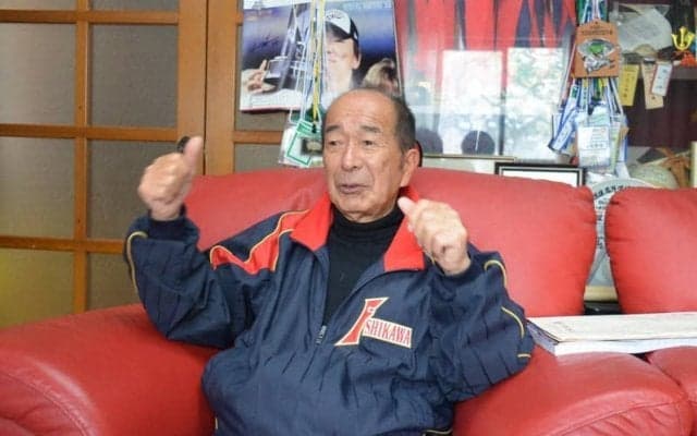 星稜戦で山下智茂元監督が解説　初4強の息子と握手　センバツ