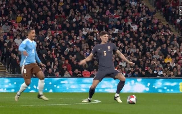 「代表で怪我人出しすぎ」開始4分で股関節がグニャリ マンC・ストーンズが“内転筋の痛み”でPL大一番を前に無念の負傷交代　ファンは「どうしてくれる！」と怒り心頭