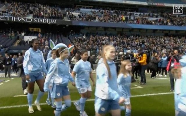 「日本の誇り」「最高すぎる！」長谷川唯が世界中から愛されるのが分かる瞬間　礼儀正しすぎるピッチ入場が話題に