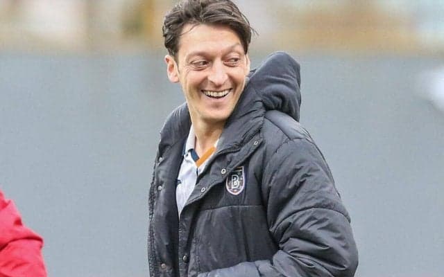 “オズの魔法使い”とはまるで別人！引退して1年経ったエジルの変貌ぶりにファンが驚き「何が起きたの？」