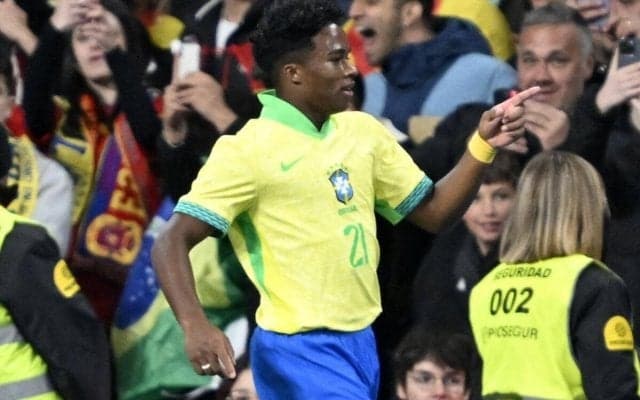「可愛すぎる」「なんてロマンチック」ブラジルの17歳エンドリッキがスタンドの美人彼女とキス！試合後の熱い光景が話題に「17歳ですでに勝者だ」