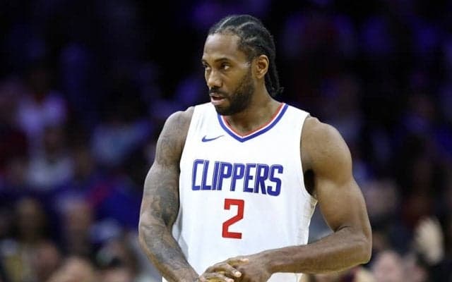 シクサーズ戦終盤に重要なプレーを決めたカワイ・レナードが直近20年間で初の選手に